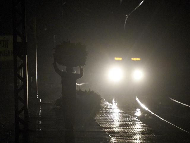 A flower seller waiting to catch the first local train from Karjat to the Chhatrapati Shivaji Terminus railway station in Mumbai on Thursday. (Pratik Chorge/HT) 