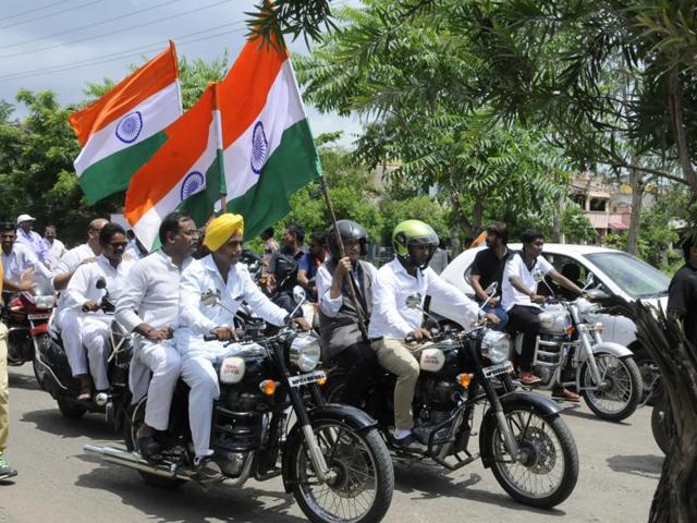 Minister of state for external affairs MJ Akbar (with the tricolour) leads a Tiranga Yatra in Bhopal on Sunday. (Mujeeb Faruqui//HT photo) Minister of state for external affairs MJ Akbar (with the tricolour) leads a Tiranga Yatra in Bhopal on Sunday. (Mujeeb Faruqui//HT photo)