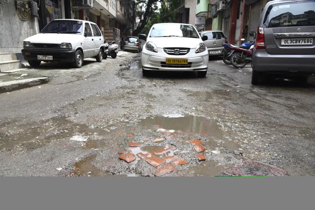 The stretch on Mathura Road near Centre for Road Research Institute has been flooded for over one week. (S Burmaula / HT Photo) The stretch on Mathura Road near Centre for Road Research Institute has been flooded for over one week. (S Burmaula / HT Photo)