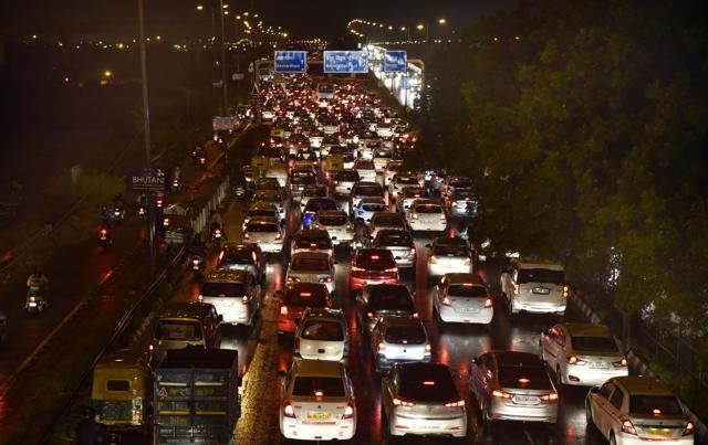 Heavy Traffic at the Mayur Vihar -Noida link road. (Mohd Zakir/Hindustan Times) Heavy Traffic at the Mayur Vihar -Noida link road. (Mohd Zakir/Hindustan Times)