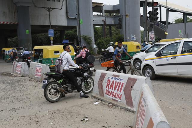 The police have placed jersey barriers at the T-point below the Metro station, not allowing vehicles to take a right turn. (Sanchit Khanna / HT Photo) The police have placed jersey barriers at the T-point below the Metro station, not allowing vehicles to take a right turn. (Sanchit Khanna / HT Photo)