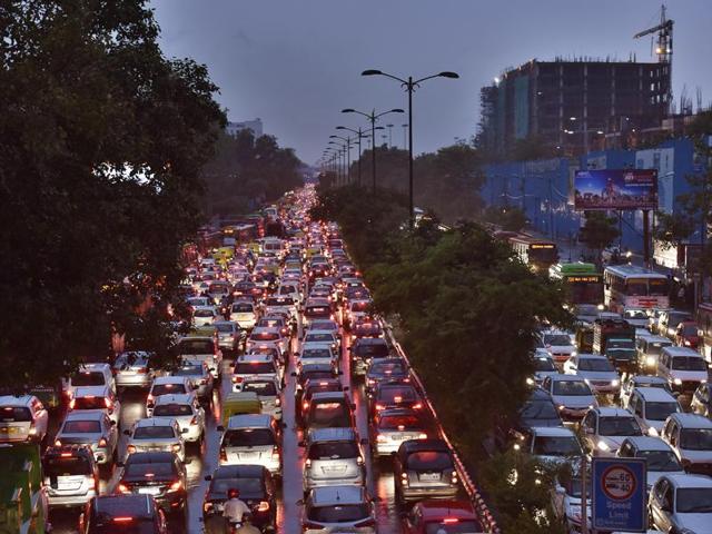 Traffic crawls at Ring Road, between South Extension and AIIMS, on Monday.(Sanjeev Verma/Hindustan Times)