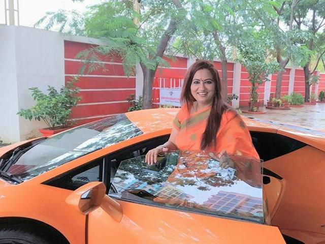 According to witnesses, Suman lost control of the car just few seconds after she started driving while trying to take a turn and rammed it into a stationary auto rickshaw. (HT Photo) According to witnesses, Suman lost control of the car just few seconds after she started driving while trying to take a turn and rammed it into a stationary auto rickshaw. (HT Photo)