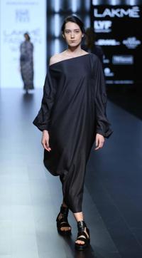 Drop shoulders in monochrome hues featured prominently in Kallol Datta’s collection Drop shoulders in monochrome hues featured prominently in Kallol Datta’s collection