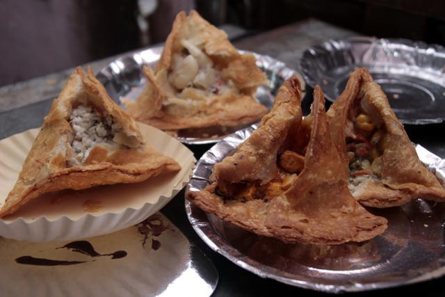 (Clockwise from top) White pasta samosa, pizza samosa, paneer samosa, malai paneer samosa. (Shivam Saxena/HT )