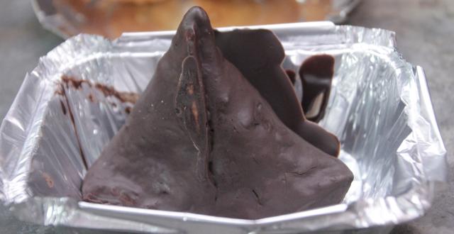 Chocolate samosa at Kumar Samose Vala is available at Rs 25. (Shivam Saxena/HT )