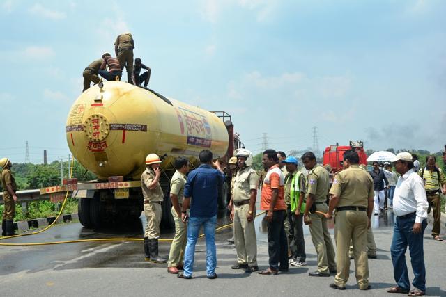 Experts and officials from Eastern Coalfields, NHAI and IOC rushed to the spot. But Yadav managed to fix it before they reached. (HT Photo) Experts and officials from Eastern Coalfields, NHAI and IOC rushed to the spot. But Yadav managed to fix it before they reached. (HT Photo)
