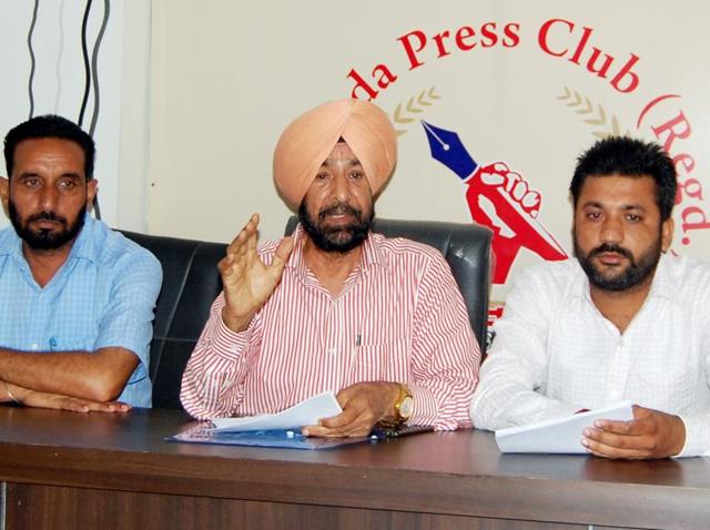 AAP leader Surjit Singh Sohi at the press conference in Bathinda on Monday.(Sanjeev Kumar/HT Photo)