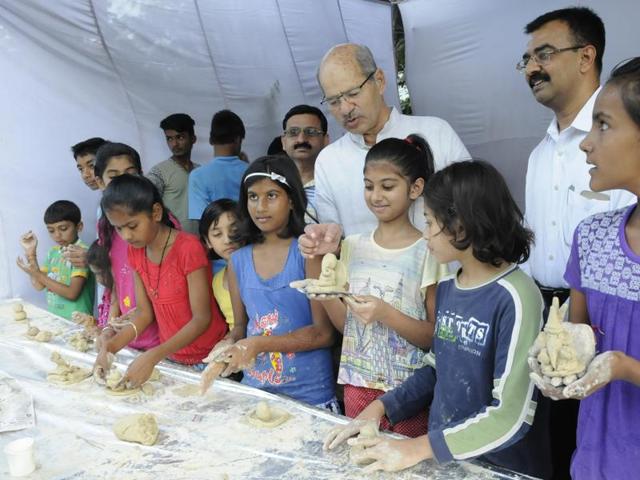Environment minister Anil Madhav Dave with children at a workshop for making eco-friendly idols in Bhopal.(Mujeeb Faruqui/HT)