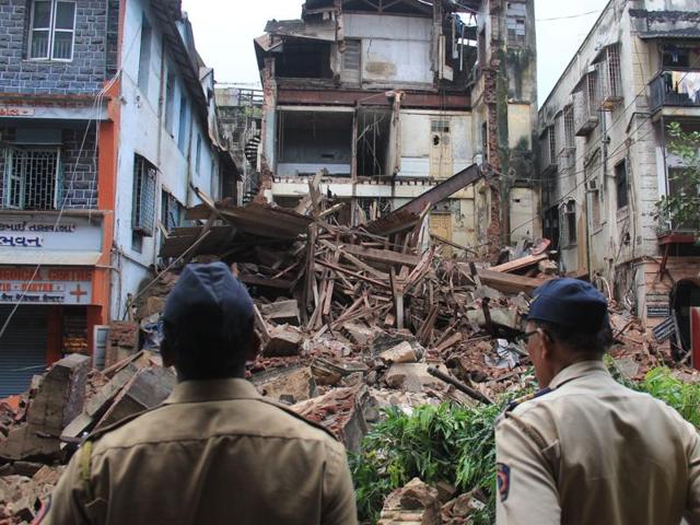 Fire brigade officials carry out work to remove the debris of the collapsed building at Girgaum on Tuesday.(Bhushan Koyande/HT Photo)