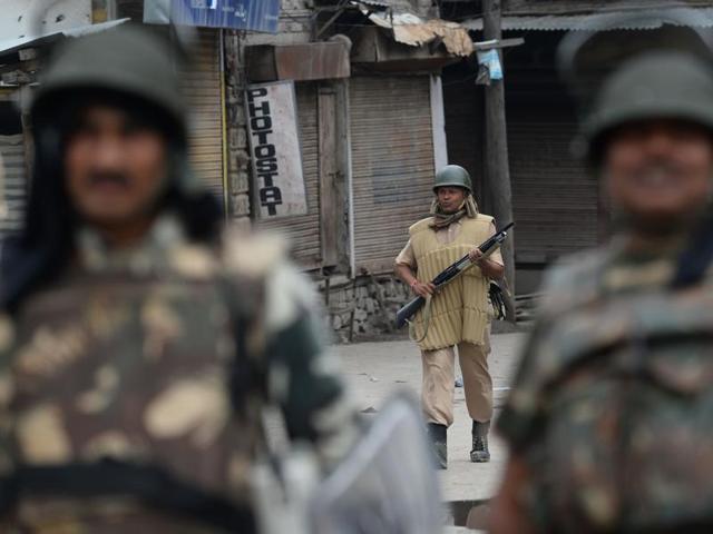 A security force personnel holds a pellet gun as he patrols in Srinagar.(AFP Photo) A security force personnel holds a pellet gun as he patrols in Srinagar.(AFP Photo)