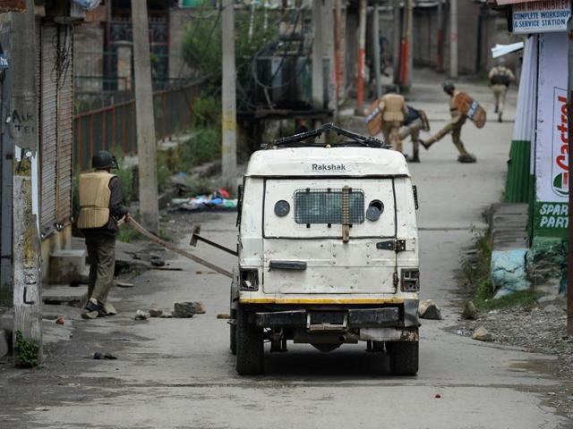 Police pursue Kashmiri protesters during clashes in Srinagar.(AFP Photo) Police pursue Kashmiri protesters during clashes in Srinagar.(AFP Photo)