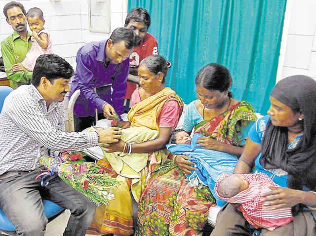 Four newborn babies were enrolled under the Aadhaar scheme within an hour of their births in Jamshedpur.(HT Photo)