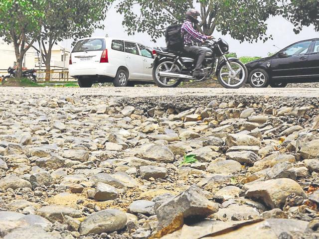 The damaged road at Chotti Baradari in Patiala. (Bharat Bhushan/HT Photo) The damaged road at Chotti Baradari in Patiala. (Bharat Bhushan/HT Photo)