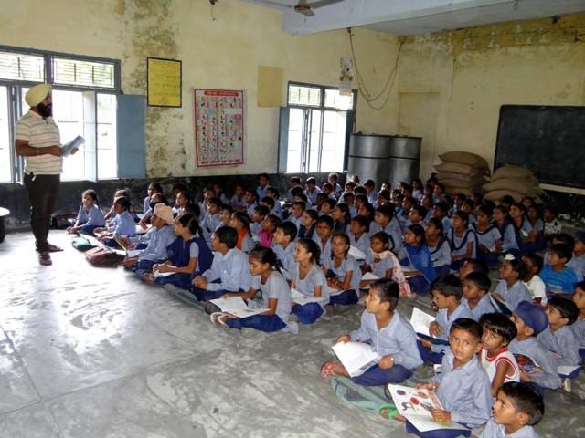 A single teacher taking five classes in a single room at Reharhwan primary school in Dharamkot on Monday.(HT Photo)