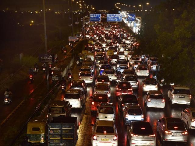 Heavy rains on Monday evening resulted in massive traffic jams and water logging in many areas of Delhi . and adjoining Gurgaon.(Mohd Zakir/HT Photo)