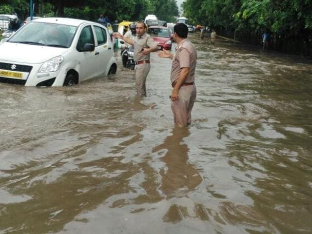 The civic body and police department also kept updating its twitter handle as and when the crucial roads and intersections were cleared using water pumps and cranes.(HT Photo)