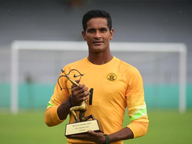 Subrata Pal with the Arjuna Award in Mumbai on Tuesday.(Vijayanand Gupta / Ht) Subrata Pal with the Arjuna Award in Mumbai on Tuesday.(Vijayanand Gupta / Ht)