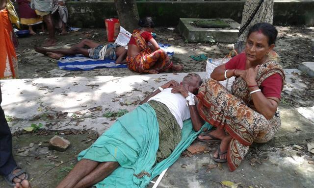 Many of the patients who rushed out after the fire had to take shelter under trees and in open spaces. (HT Photo)