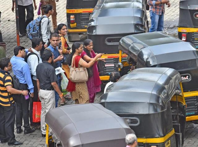 Commuters argue with auto drivers outside Andheri station as the strike gets lukewarm response in the city. (Vidya Subramanian/ht photo)