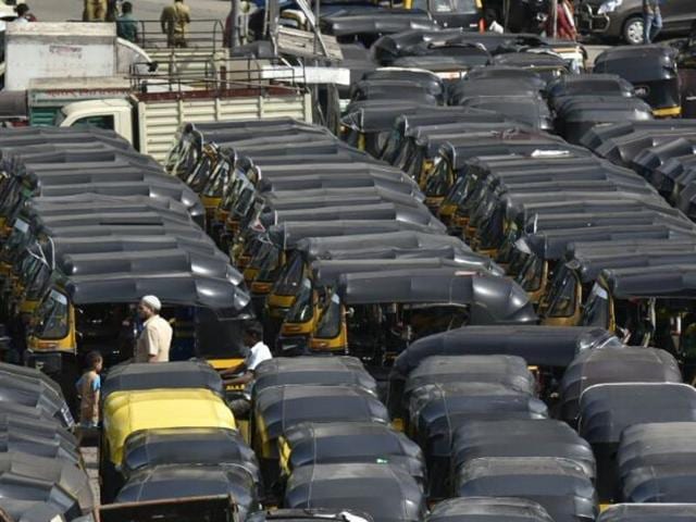 Auto drivers affiliated to affiliated to Mumbai Autorickshaw Men’s Union refused to ply as part of the one-day protest at Lokmanya Tilak Terminus on Wednesday. (kunal patil/ht photo)