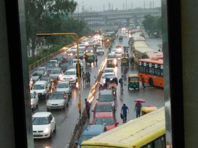 The heavy monsoon showers led to waterlogging in many areas and massive traffic jams across Delhi and NCR.(Gulshankumar Wankar/HT Photo)