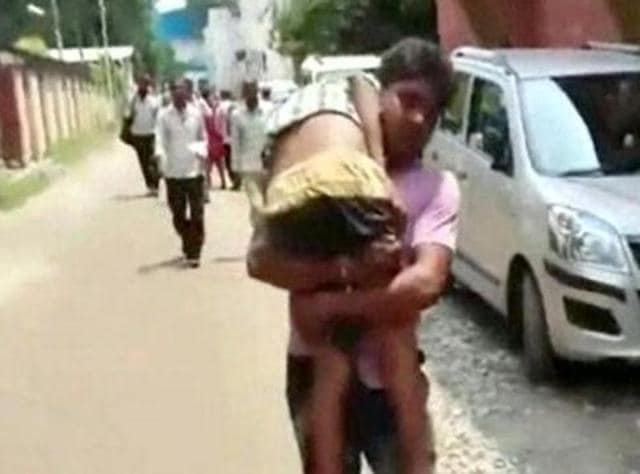 Sunil Kumar of Kanpur has alleged that his ailing son died after being denied admission in the emergency section and stretcher in a government hospital. (HT Photo) Sunil Kumar of Kanpur has alleged that his ailing son died after being denied admission in the emergency section and stretcher in a government hospital. (HT Photo)