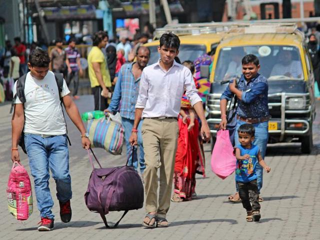 Passengers arriving in city at Bandra Terminus had to struggle to find transportation due to auto strike on Wednesday. (kunal patil/ht photo)
