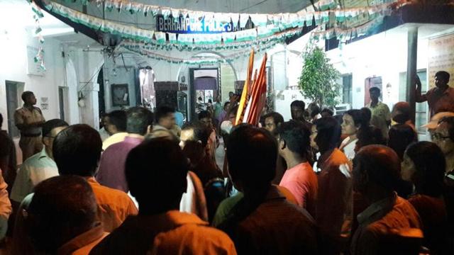 Congress supporters gherao Berhampore police station to protest the arrest of local leader Amall Gupta for alleged involvement in the hospital fire. (HT Photo)