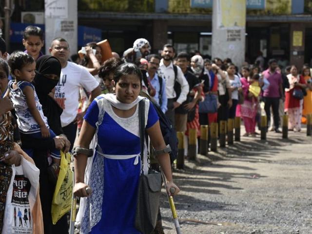 The strike caused long queues of people waiting for a ride outside Bandra station. (Kunal patil/ht photo)