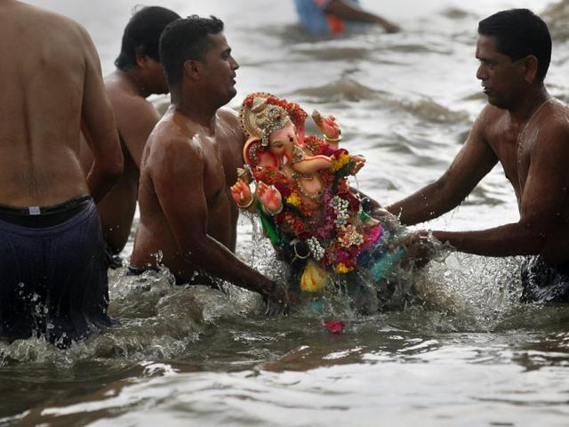 Devotees immerse Ganpati at Girgaon Chowpatty(HT file photo)