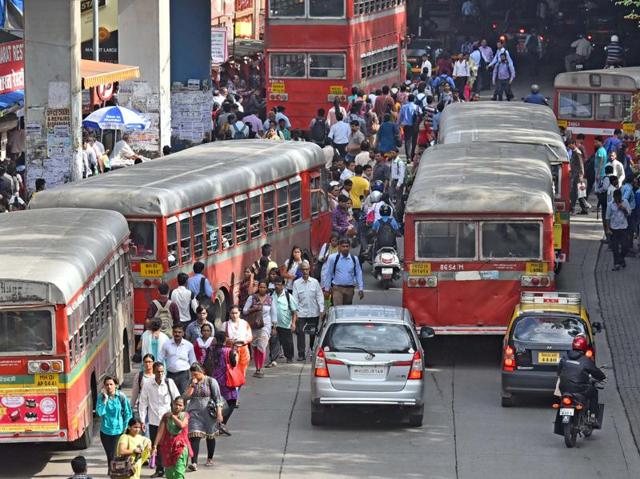 At Andheri station too, the situation was same despite more buses plying on the roads. (Vidya Subramanian/ht photo)