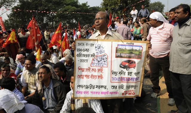 Left supporters at a rally in Singur earlier this year. With no industry coming up in the region, the CPI-M thought it could turn the land acquisition issue around and make voters focus on industry all over again. (Subhendu Ghosh / HT)