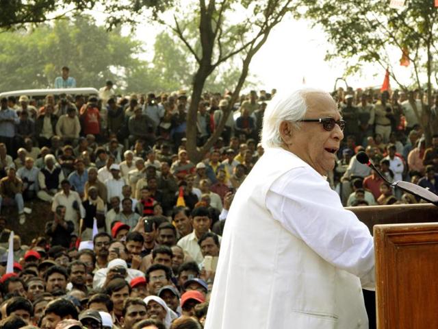 Former chief minister Buddhadeb Bhattacherjee at a 'Protest March' from Singur to Shalboni on January 16 this year. Though the Marxists tried to reach out to the people before the Assembly polls held in April and May, they lost miserably.(Subhendu Ghosh/ HT)