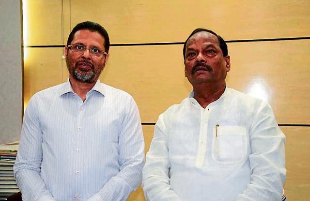 Chief minister Raghubar Das with chairman of Jain Group of Institutions, Chenraj Roychand in Ranchi on Monday.(HT Photo) Chief minister Raghubar Das with chairman of Jain Group of Institutions, Chenraj Roychand in Ranchi on Monday.(HT Photo)