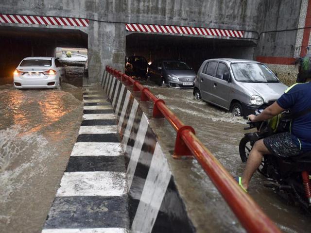 Jangpura and Barapullah Junction in Delhi clogged up in the rain. (Saumya Khandelwal/HT Photo) Jangpura and Barapullah Junction in Delhi clogged up in the rain. (Saumya Khandelwal/HT Photo)