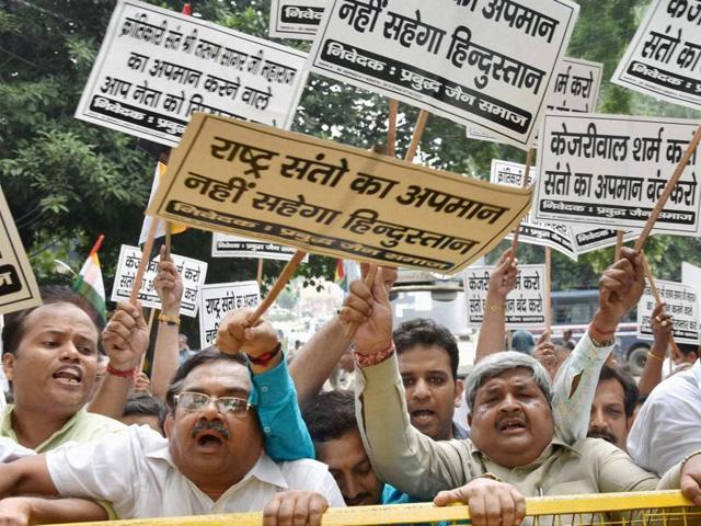 Members of Jain Samaj shout slogans and hold placards to protest against Vishal Dadlani's tweet on Jain monk Tarun Sagar, in New Delhi.(PTI Photo)