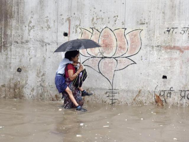 Perhaps this trip to school will make a pleasant memory for this girl. (Raj K Raj/HT PHOTO) Perhaps this trip to school will make a pleasant memory for this girl. (Raj K Raj/HT PHOTO)