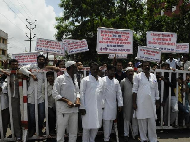 Muslim community people of Bhopal assemble in front of National Green Tribunal office on Tuesday. (Neeraj Santoshi/ HT photo) Muslim community people of Bhopal assemble in front of National Green Tribunal office on Tuesday. (Neeraj Santoshi/ HT photo)