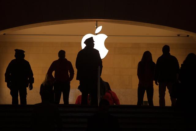 A police officer is silhouetted against the Apple logo in Manhattan. (REUTERS) A police officer is silhouetted against the Apple logo in Manhattan. (REUTERS)