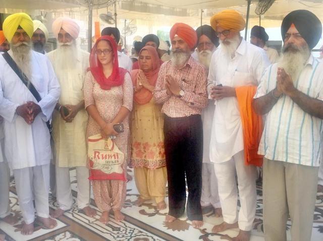 Members of Sikh organisations with the kin of Dilawar Singh, including his brother Chamkaur Singh (third from right) at the conclusion of memorial prayers at Akal Takht in the Golden Temple complex in Amritsar on Wednesday.(HT Photo)