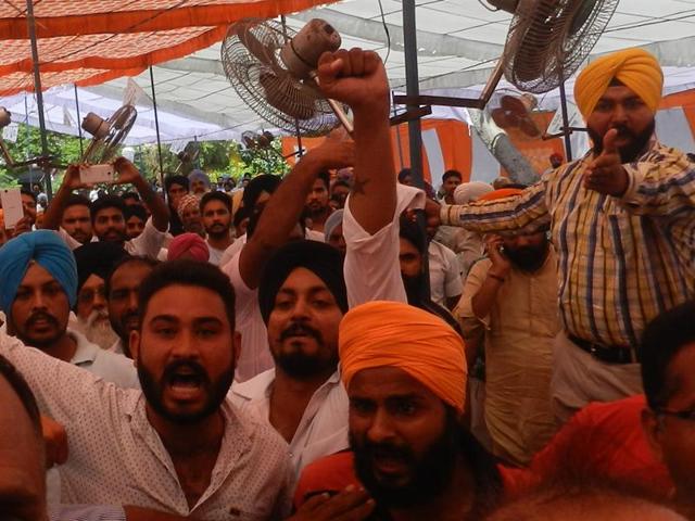 Journalists being chased out of the venue at the AAP rally in Bassi Pathana, Fatehgarh Sahib, on Thursday.(HT Photo)