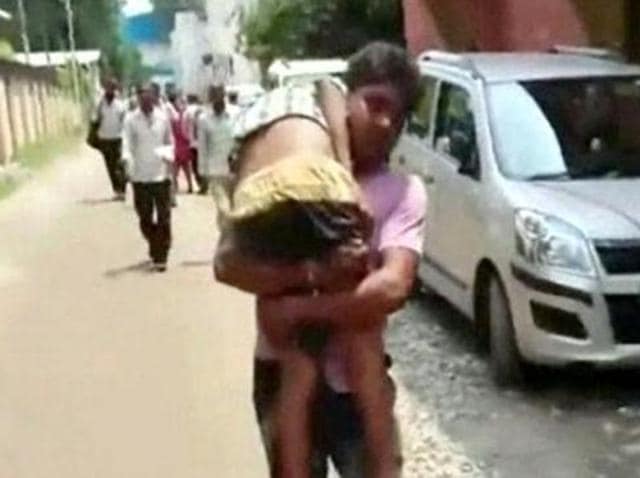 Sunil Kumar of Kanpur has alleged that his ailing son died after being denied admission in the emergency section and stretcher in a government hospital. (HT Photo) Sunil Kumar of Kanpur has alleged that his ailing son died after being denied admission in the emergency section and stretcher in a government hospital. (HT Photo)