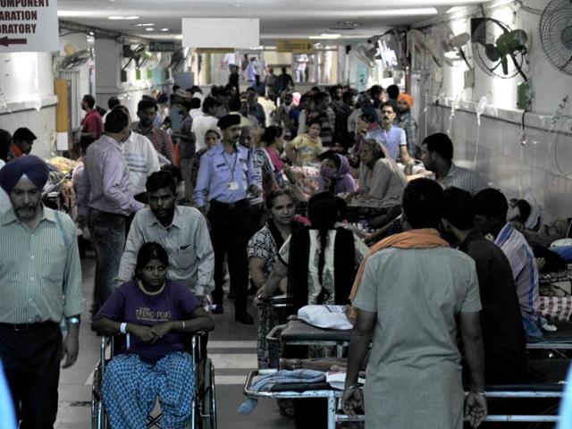 The PGI’s emergency outpatient department, or EMOPD, has at least 150 patients at a time, which is five times its one-time capacity.(Ravi Kumar/HT Photo)