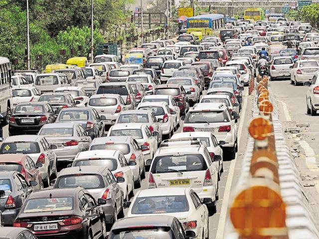 Snarls are a frequent sight in Noida. Bad roads and shortage of traffic police personnel compound the problem. The authority says the new plan will address these issues. (Burhaan Kinu/HT File) Snarls are a frequent sight in Noida. Bad roads and shortage of traffic police personnel compound the problem. The authority says the new plan will address these issues. (Burhaan Kinu/HT File)