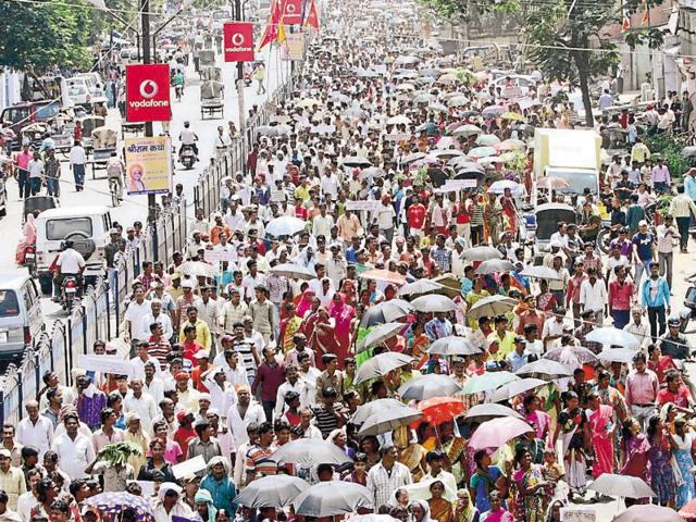 Families of HEC Township march to the Governor’s House in protest against their displacement by the Ranchi administration.(HT File)