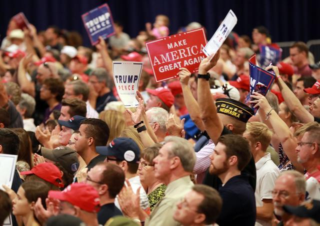 Supporters cheer as Republican presidential nominee Donald Trump unveils his 10-point plan to crack down on illegal immigration during a campaigm event inside the Phoenix Convention Center on August 31, 2016 in Phoenix, Arizona. (AFP Photo)