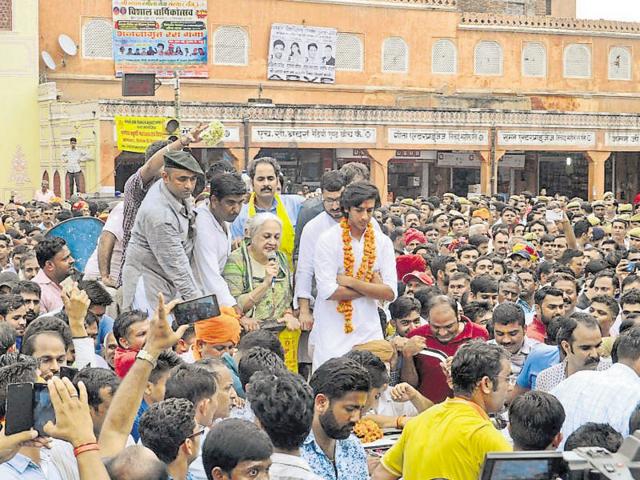 Members of the erstwhile royal family Padmini Devi (centre) addresses a rally outside Tripoliya Gate in Jaipur on Thursday. (Prabhakar Sharma/ HT Photo) Members of the erstwhile royal family Padmini Devi (centre) addresses a rally outside Tripoliya Gate in Jaipur on Thursday. (Prabhakar Sharma/ HT Photo)