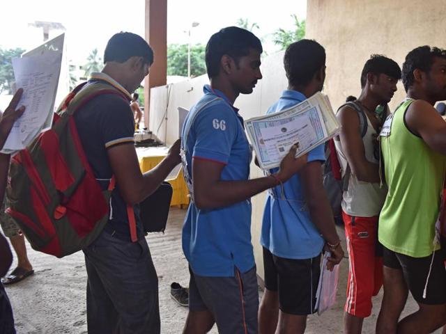 The fate of 10,000 candidates for the post of Haryana police constable hangs in balance as they were sent back from the physical screening test.(Pratham Gokhale/HT file photo)