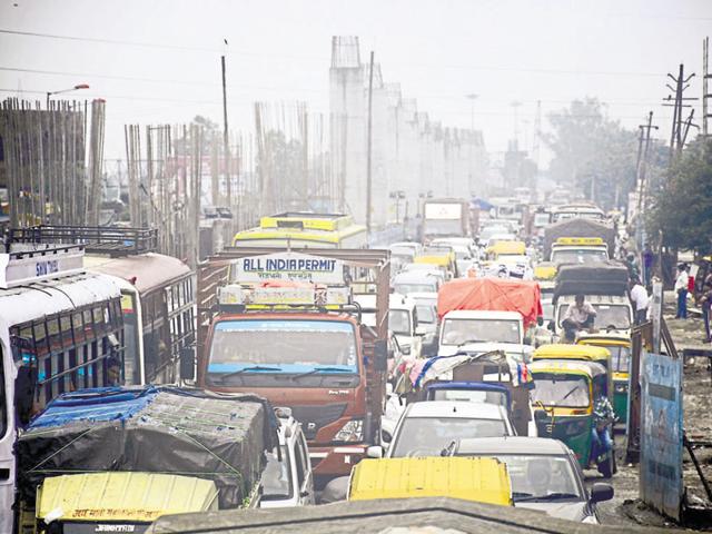Heavy traffic was witnessed at the Mohan Nagar intersection till 5pm on Wednesday. (Skib Ali/HT Photo) Heavy traffic was witnessed at the Mohan Nagar intersection till 5pm on Wednesday. (Skib Ali/HT Photo)
